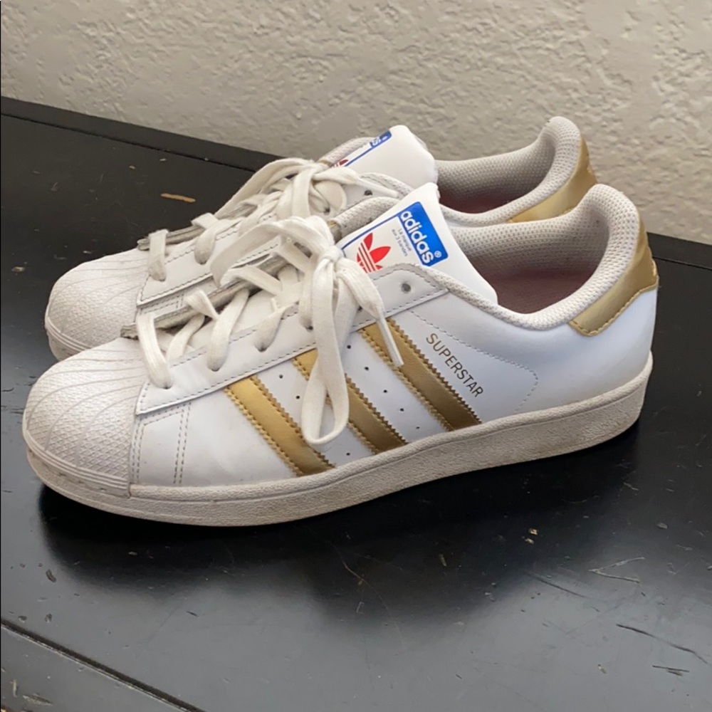 🌱 SOLD 🌱 Adidas boys Superstar so 7y